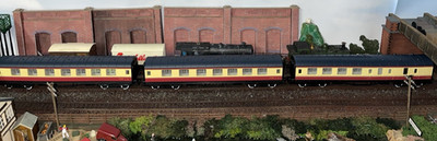 Hornby Spurweite OO 3er Rechen - Mk1 (Ex-LMS) purpurrot & cremefarben Korridor Reisebusse neuwertig