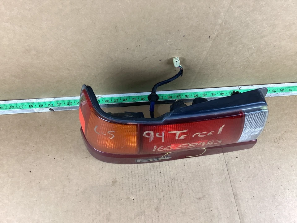 Conjunto de luz trasera izquierda del lado del conductor Toyota Tercel 1991-1994 Foto 2 de 4