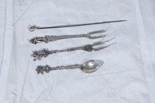 Antiguo tenedor y cucharas de cóctel con punta de flecha retorcida de plata esterlina perforadas SF439