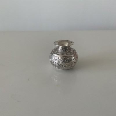 Vintage 800 Silber Miniatur Vase mit exquisiter Form und Detail. Vermutlich Indien