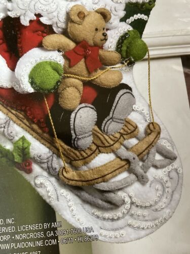 SANTA'S SLED Kit Calze in Feltro Bucilla Nuovo Sigillato #86279 Sletta Orso di Babbo Natale - Foto 4 di 7
