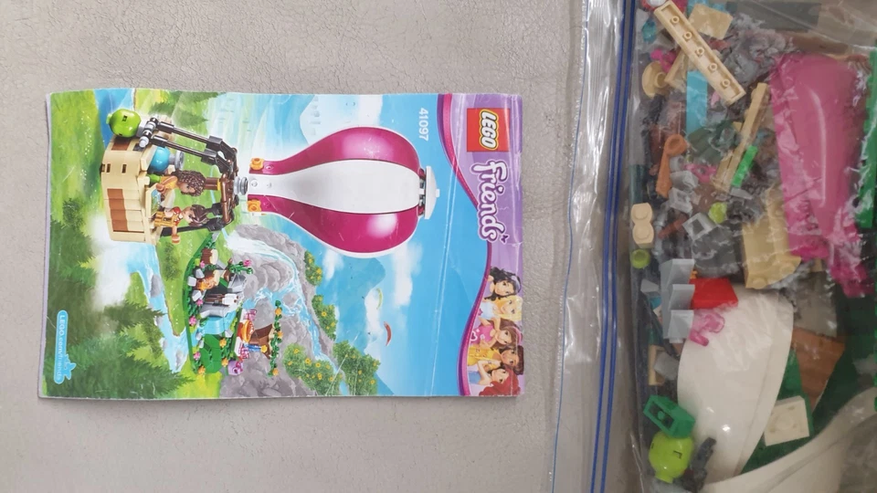 LEGO Friends 41097 Heartlake Hot Air Balloon, photo 2 sur 3