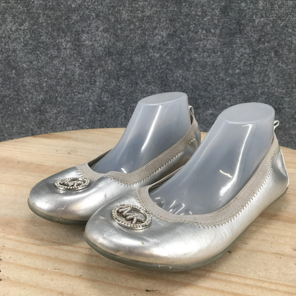 Michael Kors Zapatos Juveniles 3 Olympia Ballet Pisos Plateados Imitación Cuero Metálico Foto 4 de 4