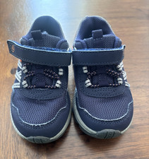 Zapatilla deportiva Stride Rite Made2Play Journey 3.0 malla de gancho y bucle 8M azul marino