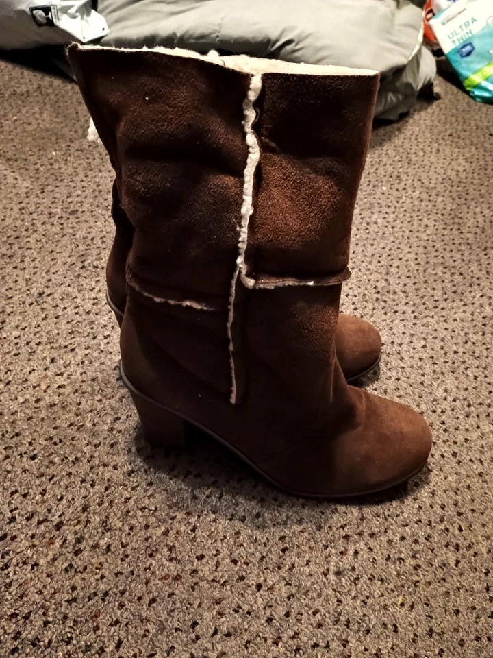 Botas de tacón alto grueso de gamuza sintética talla 11 con lana de cordero sintética de Andrés Machado Foto 2 de 4