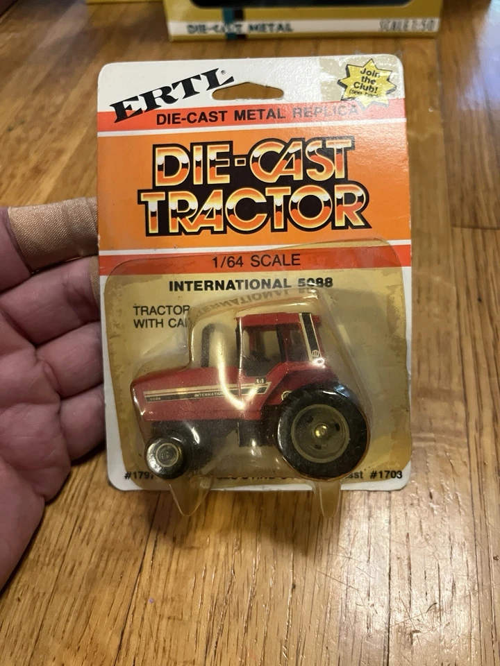 Tractor Ertl International 5088 1703 gris ruedas cosechadora bola redonda 1758 Foto 2 de 4