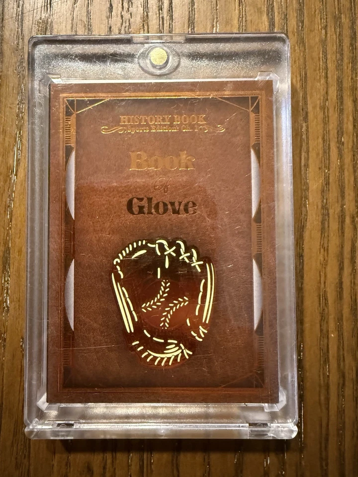 2023 LEAF TRINITY BOOK OF GLOVE GREG MADDUX 1/25 AUTO - Imagem 2 de 3