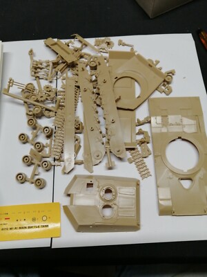 U. Plastic Model S M1- A1 ABRAMS ESCI Manufacturer 