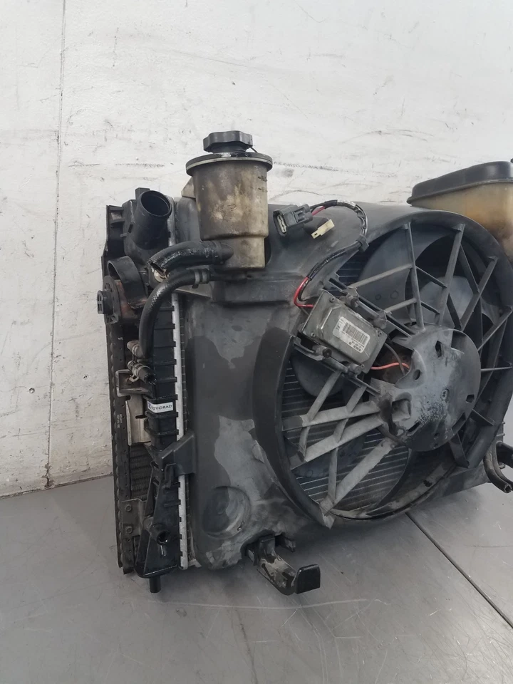 2003 03 04 Mercury Marauder Radiator / Fan / Condenser Assembly #4504 S3 - Image 4 of 4
