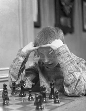 YOUNG BOBBY FISCHER CHESS PLAYER BROOKLYN 1956 8.5X11 PHOTO