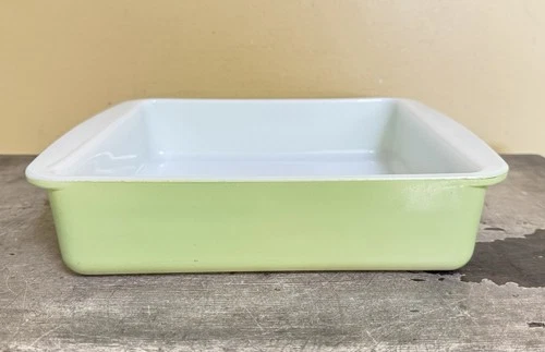 Pyrex 222  8 in Square Baking Dish Casserole Lime Green Vintage Cake