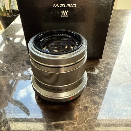 Olympus M.Zuiko Digital 45 mm F/1.8 MFT Objektiv (Silber) - ET-M4518 - WIE NEU - Bild 3 von 4