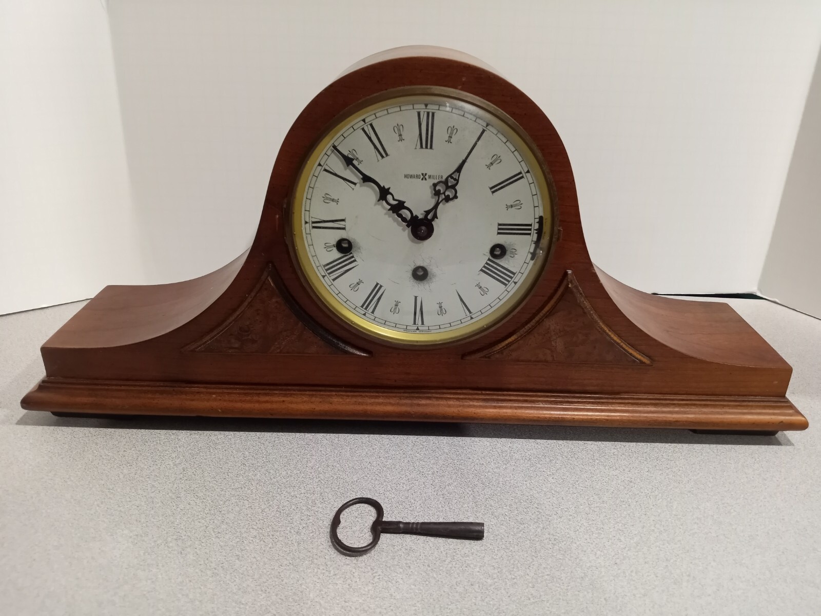 Howard Miller Mantle Clock 1050020 Wind up Three Chimes Works *See