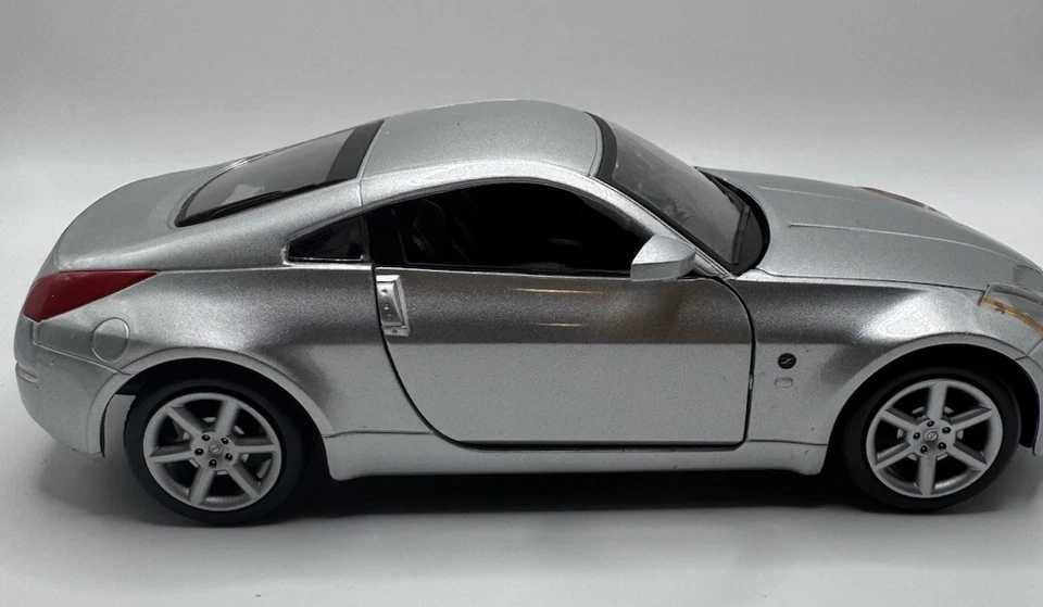 NISSAN 350Z SILVER 1:24 SCALE MAISTO RARE RARE FIND MUST HAVE SILVER - Image 3 of 4