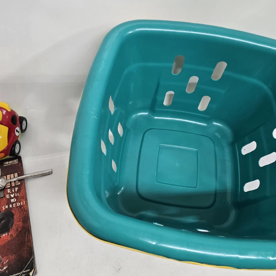 Vintage square rubbermaid plastic laundry basket - Image 3 of 4