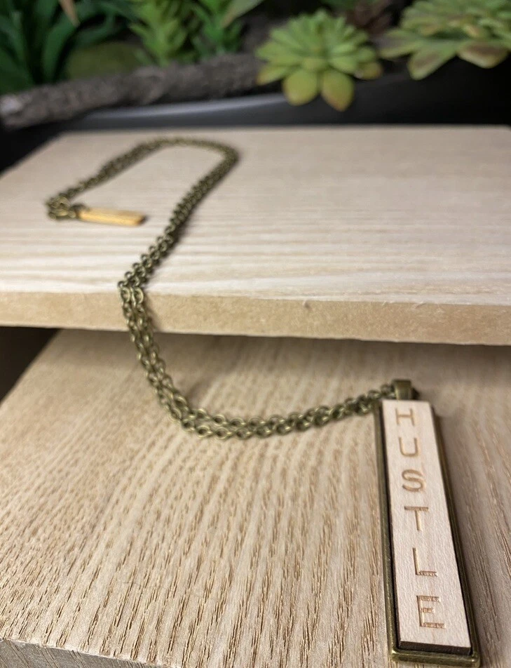 Collar HECHO A MANO Artesanal “HUSTLE” Madera Colgante Declaración Orgánico Ecológico Foto 2 de 3