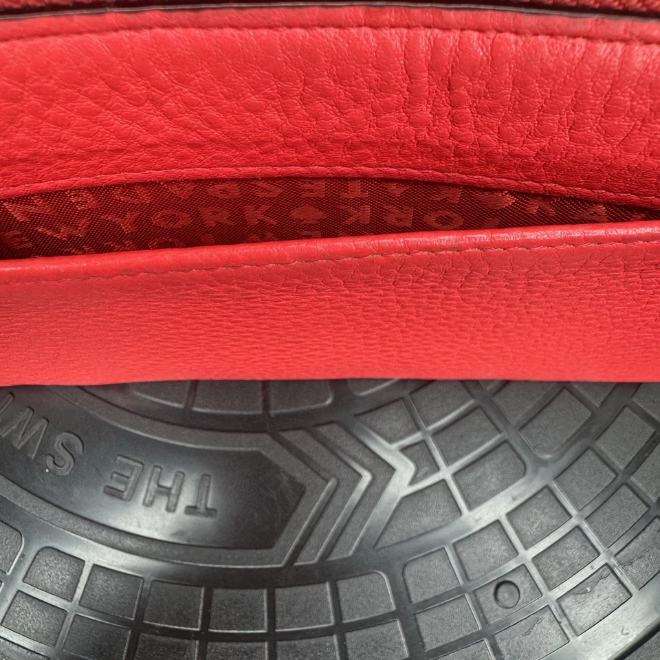 Cartera Kate Spade Cuero Rojo Guijarro Cremallera Alrededor - Bolso sin Mano Continental Foto 4 de 4