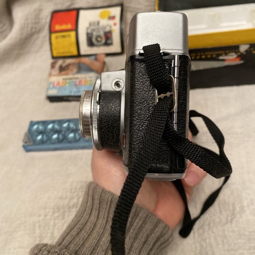 Macchina fotografica Kodak automatica 35F con scatola e flash Sylviania vintage non testata - Foto 4 di 20