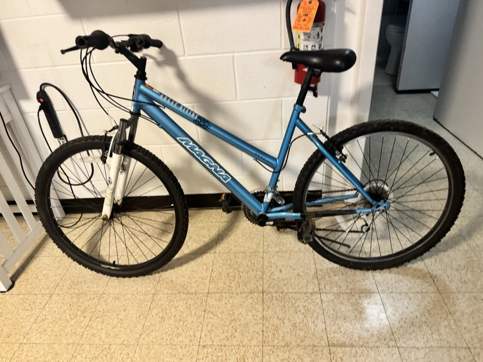 Bicicleta de montaña Magna Great Divide para mujer 26 ruedas 21 velocidades Foto 2 de 4