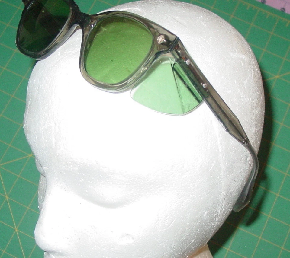 Óculos de segurança vintage Bouton lentes verdes e protetores semi-laterais Wayfarer NOS EUA - Imagem 3 de 4