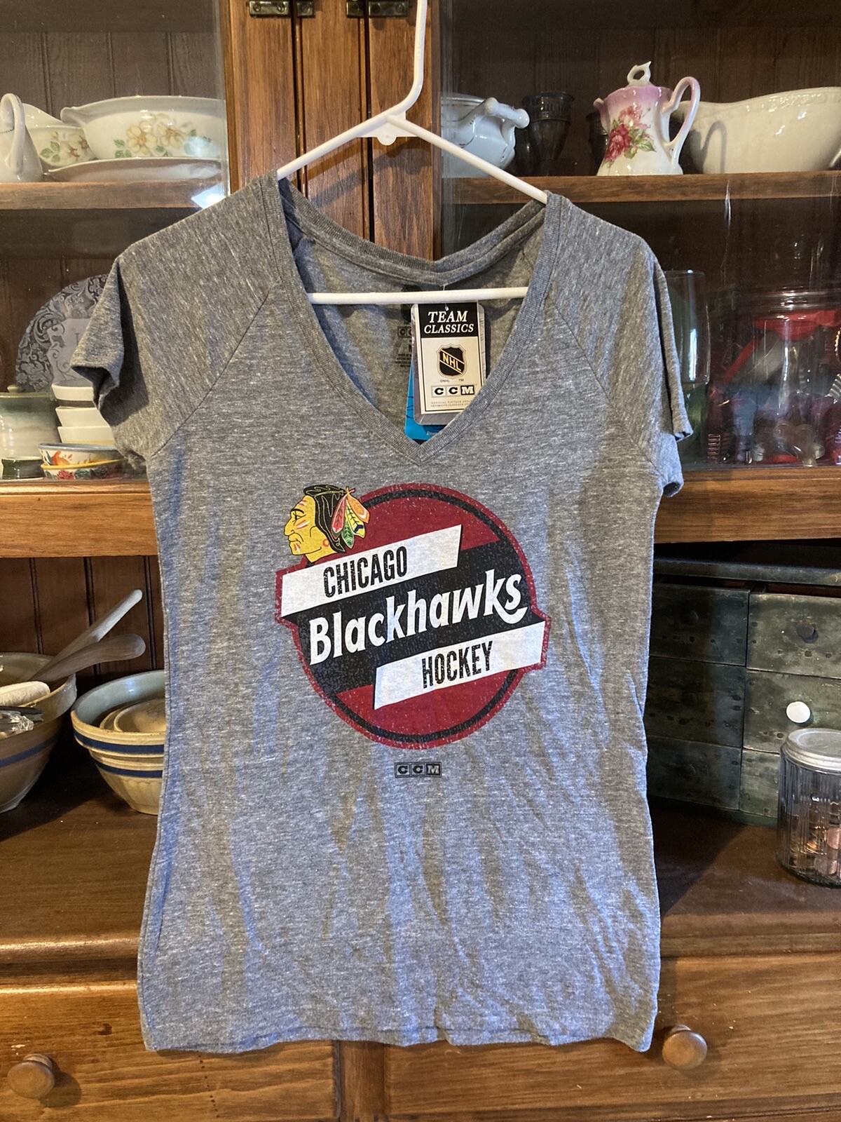 Chicago Blackhawks Women's super soft v-neck t-shirt New size Medium Stanley Cup