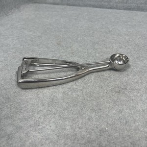 Vollrath Stainless Steel Round 3/8 Oz. #100 47161 Squeeze Disher Ice Cream Scoop