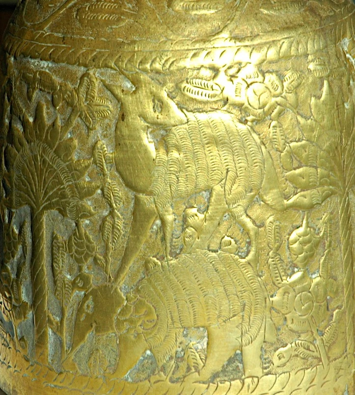 Grand pichet en laiton ciselé et gravé en repoussé - Dynastie Qajar (1796-1925) - Photo 3/4