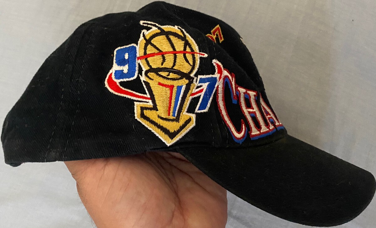 シカゴブルズ1997 NBAチャンピオンキャップCHICAGO BULLS Vintage Chicago Bulls 1997 NBA Champions Logo 7 Snapback Hat