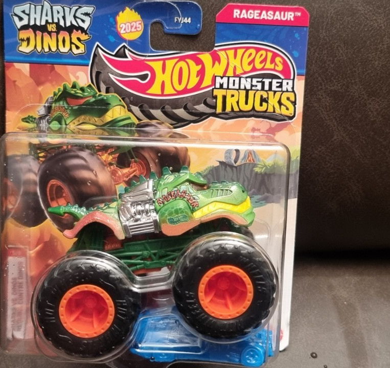 HOT WHEELS MONSTER TRUCKS 1/64 SHARKS VS DINOS RAGEASAUR NEW ON CARD
