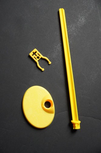 Monster High G1 2014 FREAKY FUSION Yellow Doll Stand