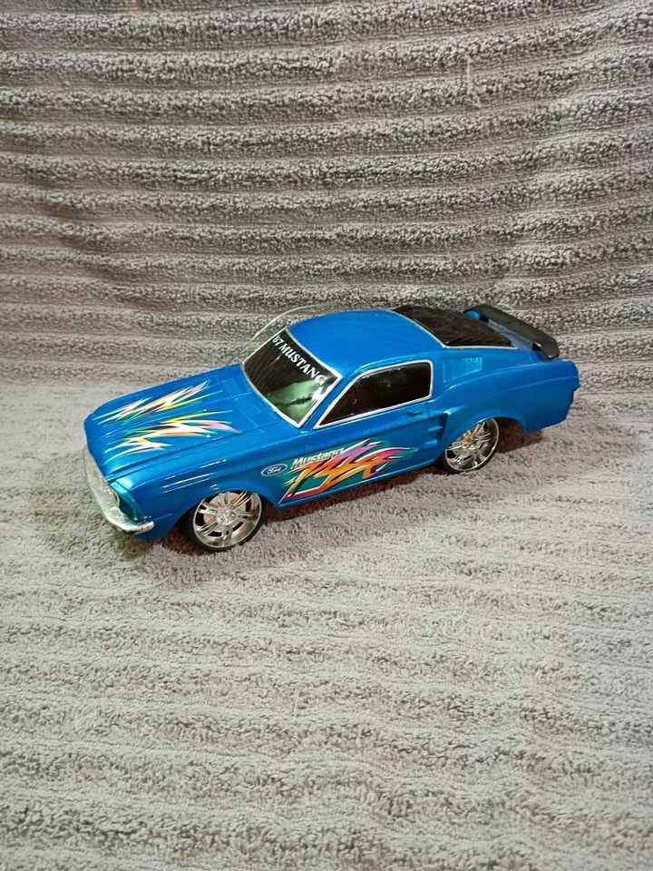Radio - Modelo de coche de juguete controlado después de 1967 Ford Mustang Eztec Control Foto 3 de 4