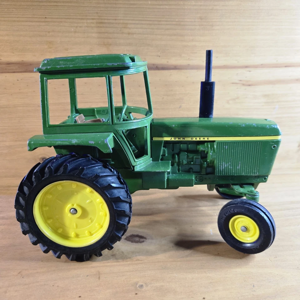 Tractor de juguete John Deere vintage de los años 80 de Ertl con remolque Foto 2 de 4