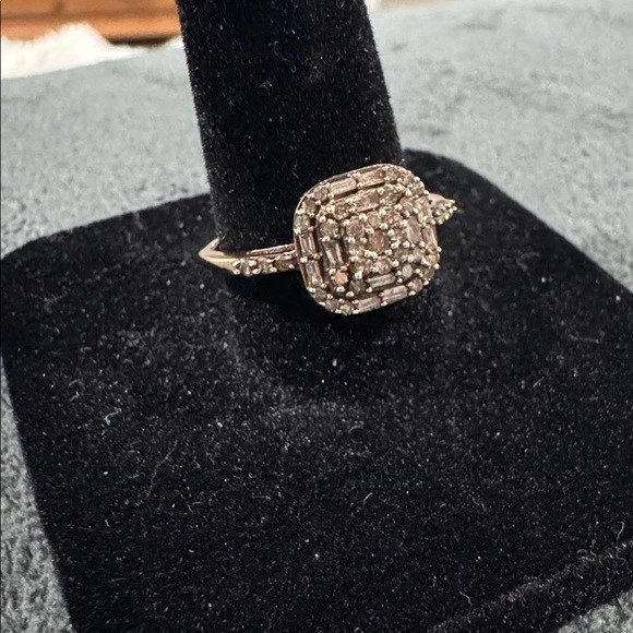 Anillo de diamantes enchapado en oro de plata de ley Foto 3 de 4