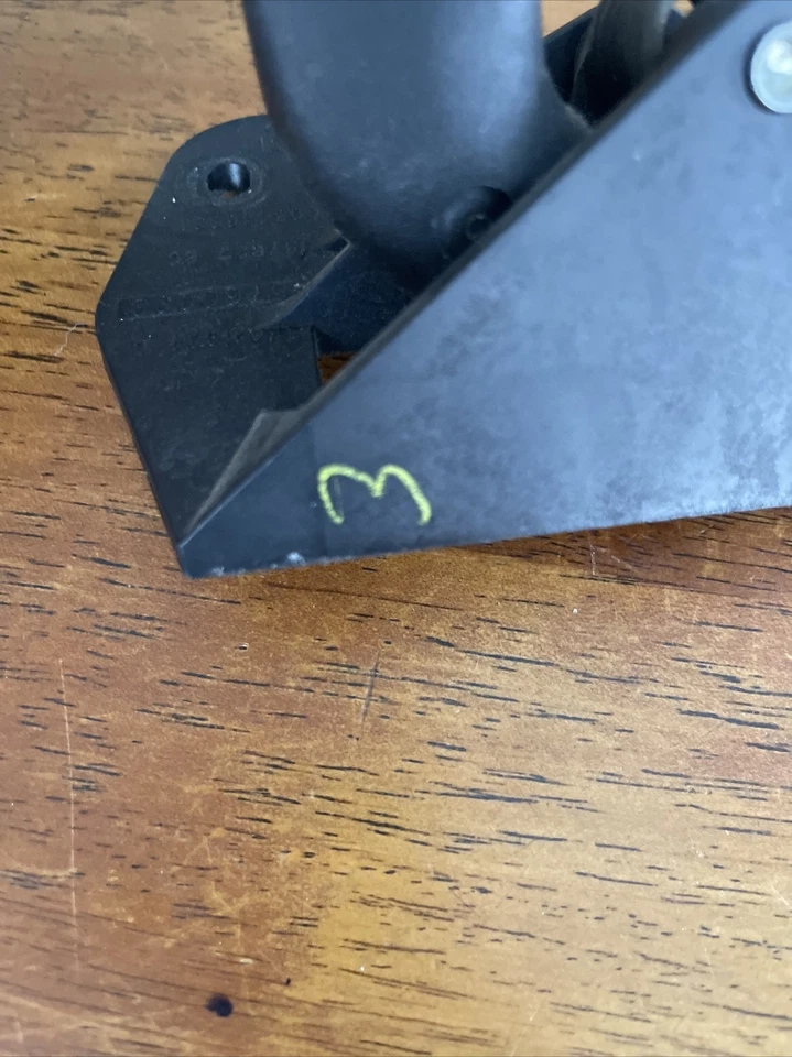 2003 - 2007 CHEVROLET SILVERADO 1500 2500 3500 DOOR HANDLE INNER FRONT RIGHT OEM - Image 4 of 4