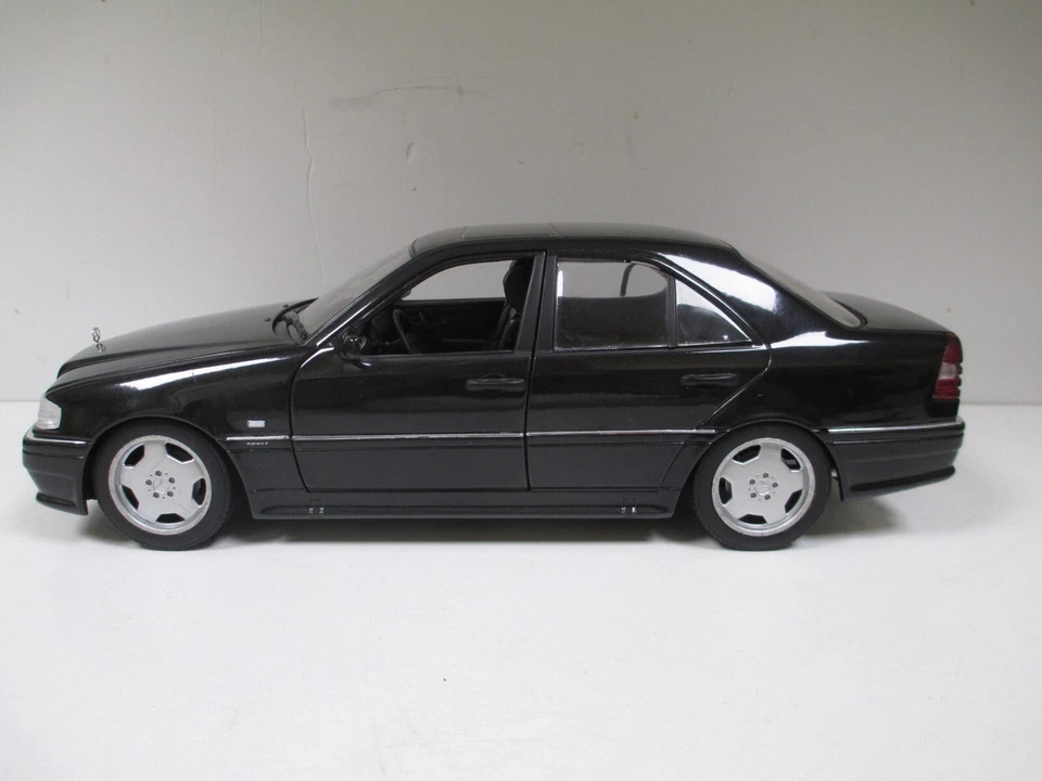 MERCEDES CLASSE C W202 C36 AMG Noir Black Schwarz par UT MODELS 26102 au 1/18 - Photo 3/4