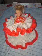 Mattel Puppe auf  Klohut , Stölpchen ,Toilettenpapier weiß /lachs Handarbeit