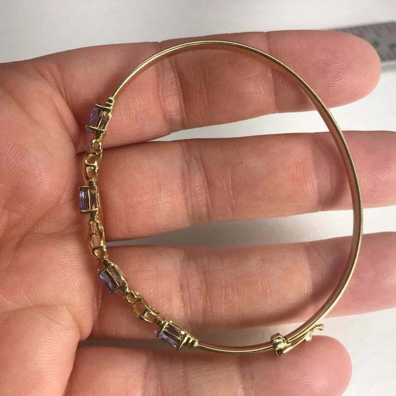 Brazalete brazalete brazalete de tanzanita/diamante simulado de 4 quilates en acabado de oro amarillo de 14 k Foto 3 de 4