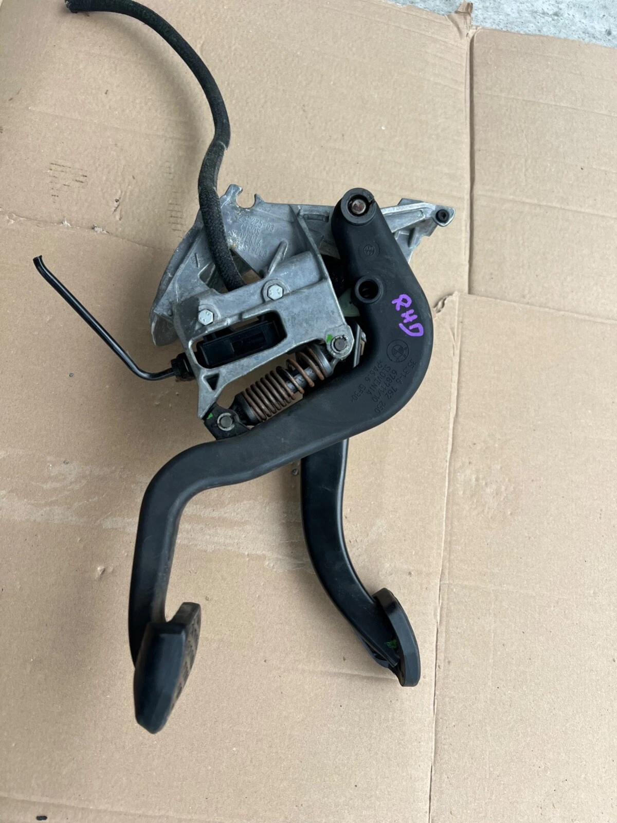 BMW Clutch Part 6762250 &ndash; Metal, Plastic Superseded Part Number: NA Brand: BMW Series: E92 Type: Brake Pedal Interchange Part Number: 6762250 Car: 2013 BMW 335i OE/OEM Part Number: 6762250 Manufacturer Warranty: 2 MONHTS Attachment Type: NA