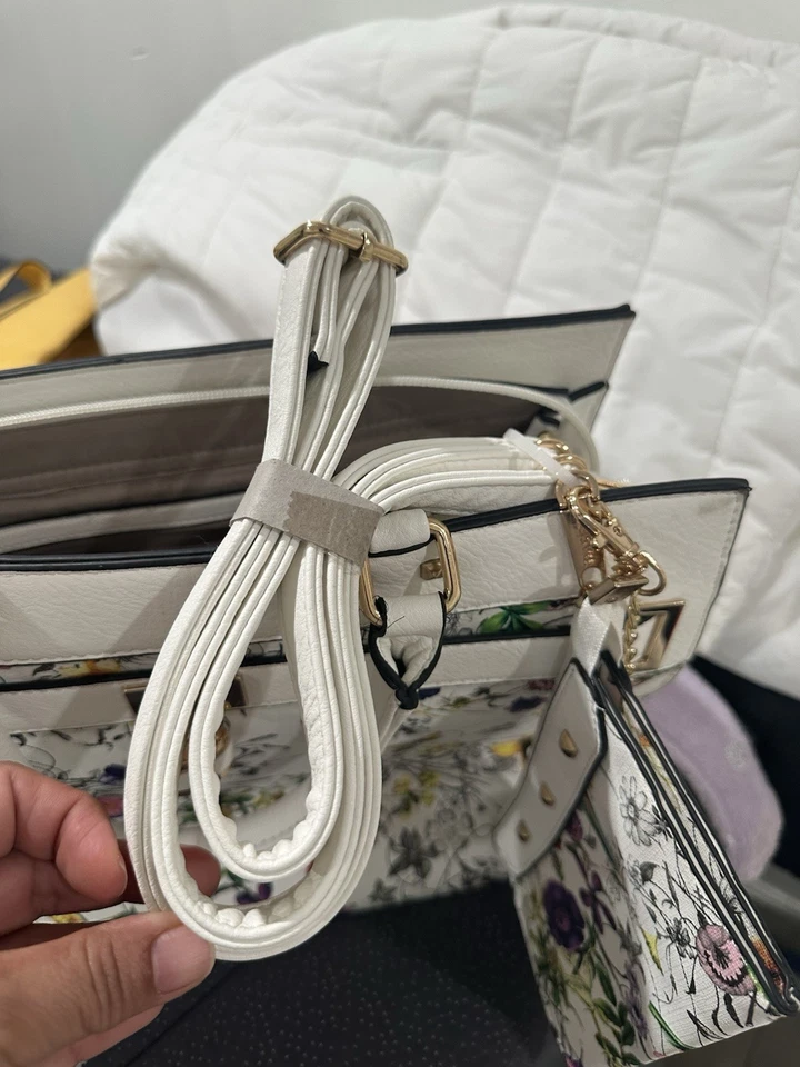 Bolso de mano floral blanco Dasein Bolso de hombro Cartera a juego Bolsillo interior Foto 4 de 4