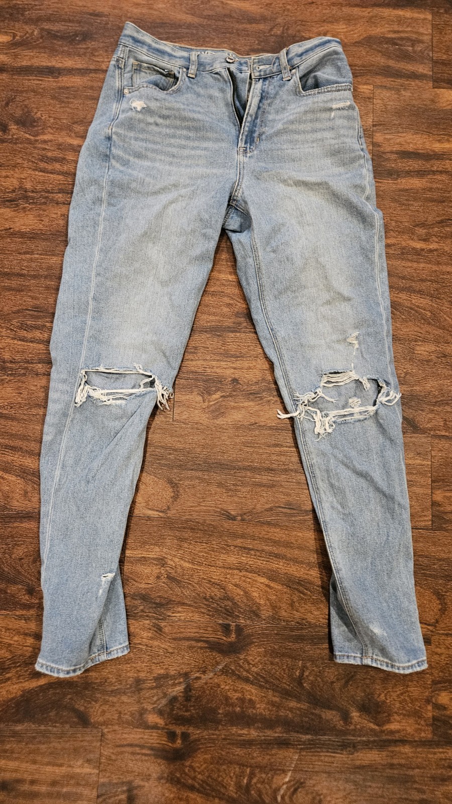 American Eagle Women's Light Wash Distressed Mom Jeans Size 6 X-long