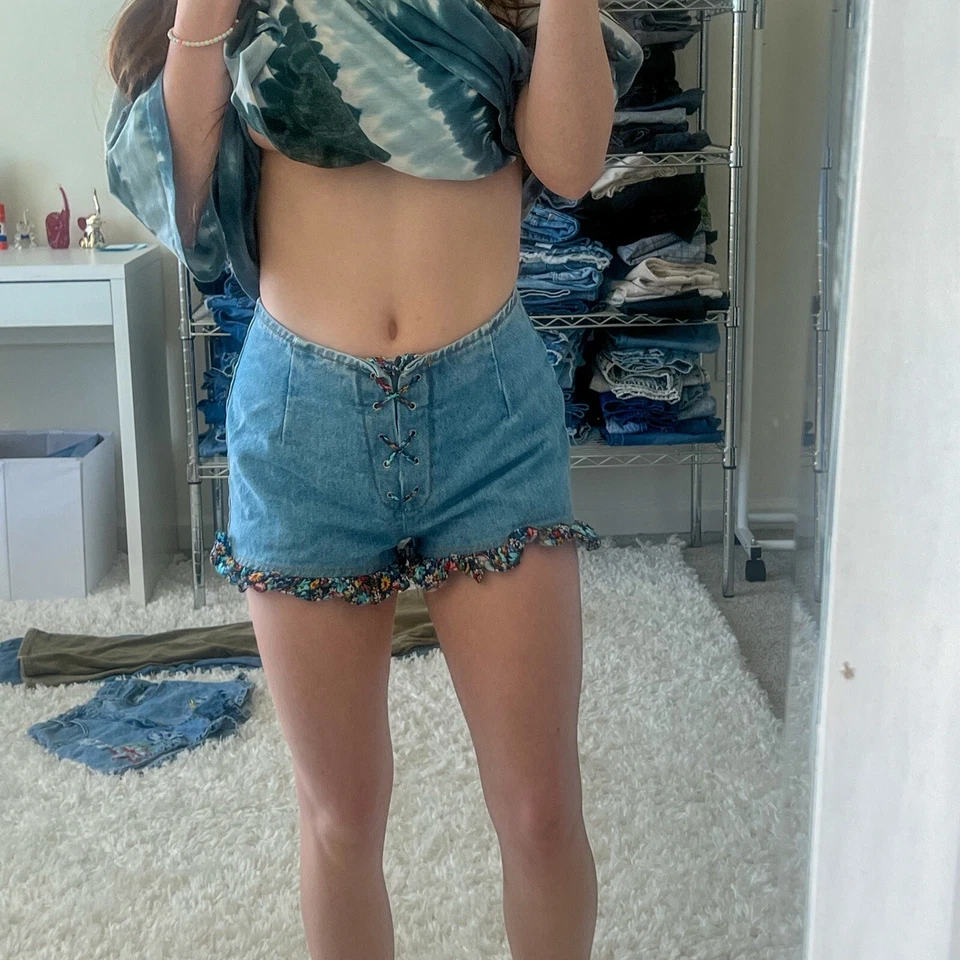 Pantalones cortos vaqueros vintage años 90 Paris azules florales con cordones Foto 2 de 4