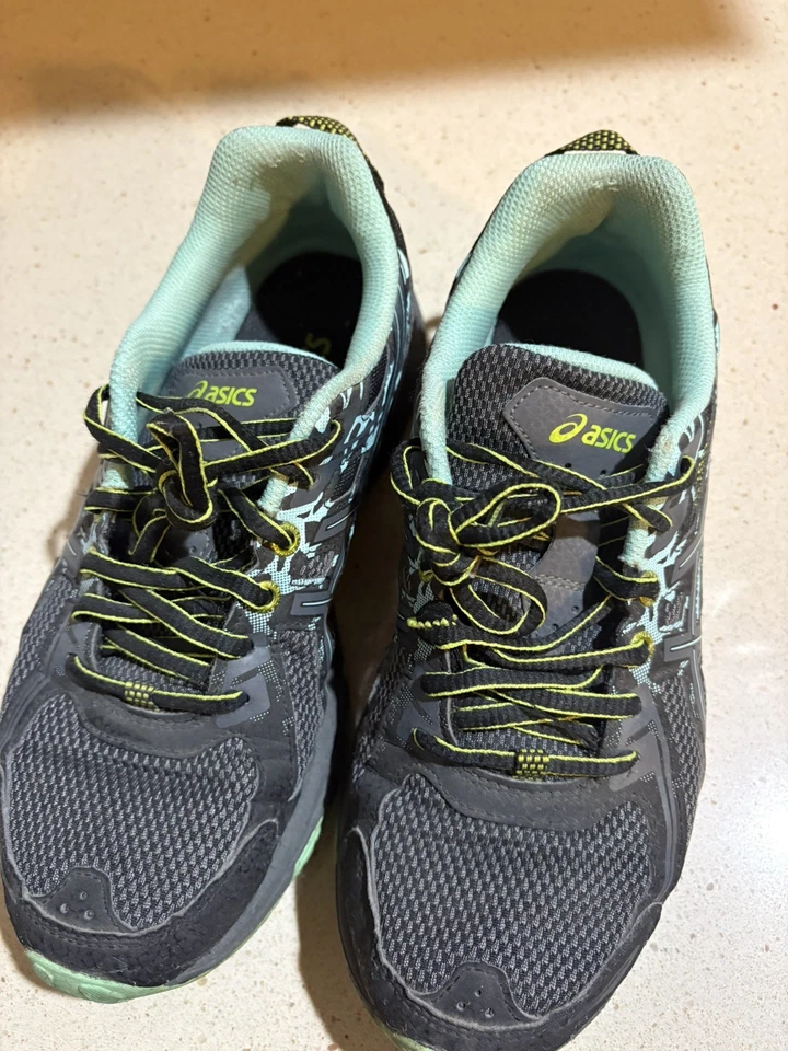 Par de zapatos para correr ASICS GEL-Venture 6 usados para mujer talla 8 Foto 3 de 4