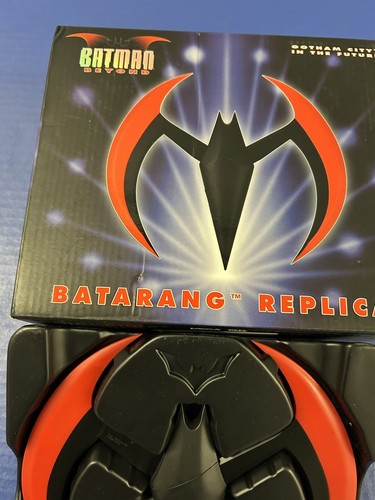 NECA Batman Beyond Prop Replica Batarang Red DC Comics - Picture 3 of 6