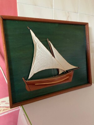 Halbrumpf - Schönes Segelboot an der Wand gerahmt