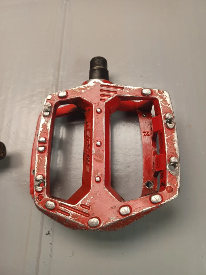 Pedales de plataforma de aluminio Redline BMX 9/16 rojos antiguos de mitad de escuela vintage K218 *Leer descripción* - Imagen 4 de 4