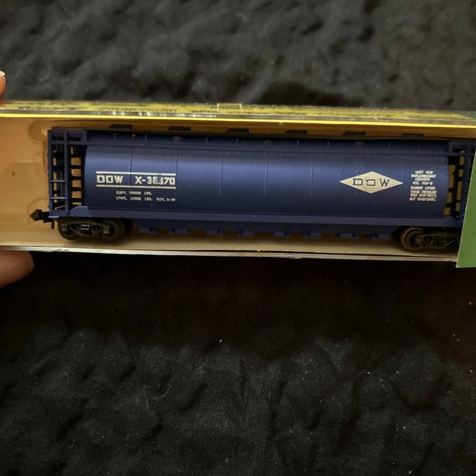 Microtrains KADEE N Scale #57 Lot Of 6 Hoppers & Cattle Cars ACL Burlington C-6 - Image 2 of 4