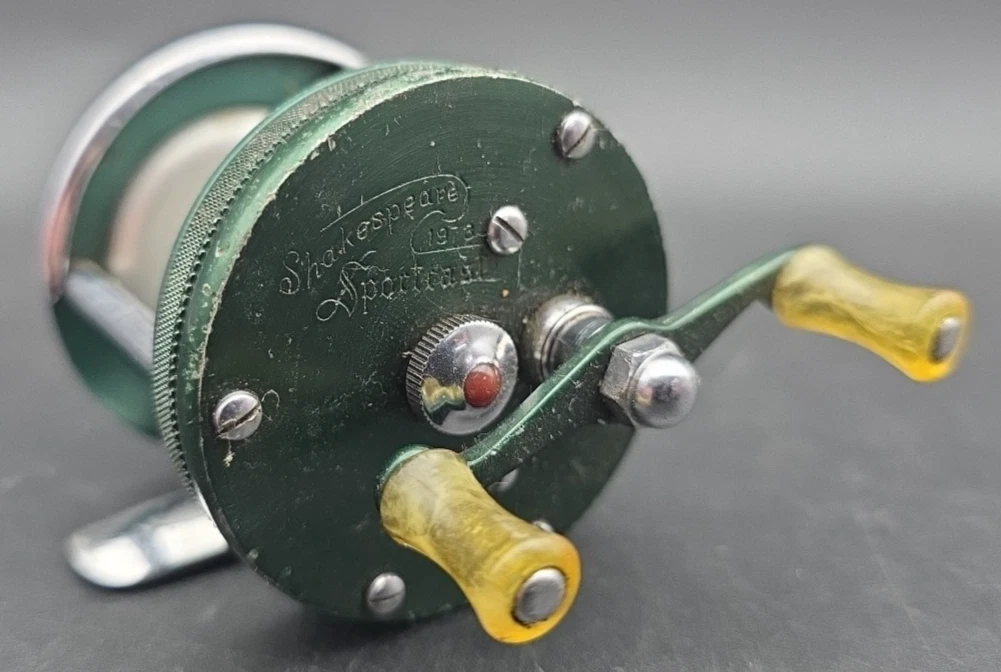 リール Shakespeare Sportcast 1982 Free Spool Shakespeare Sportcast model 1982 unique bait casting fishing reel