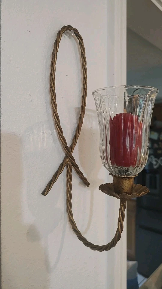 Aplique de pared de cuerda torcida de metal dorado Homco de colección con globo y vela roja Foto 3 de 4