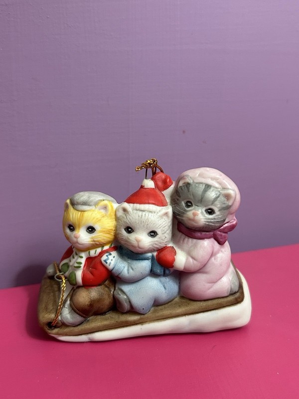Vintage Kitty Cucumber 1985 Group Sled Cat Ornament 2.25x3”