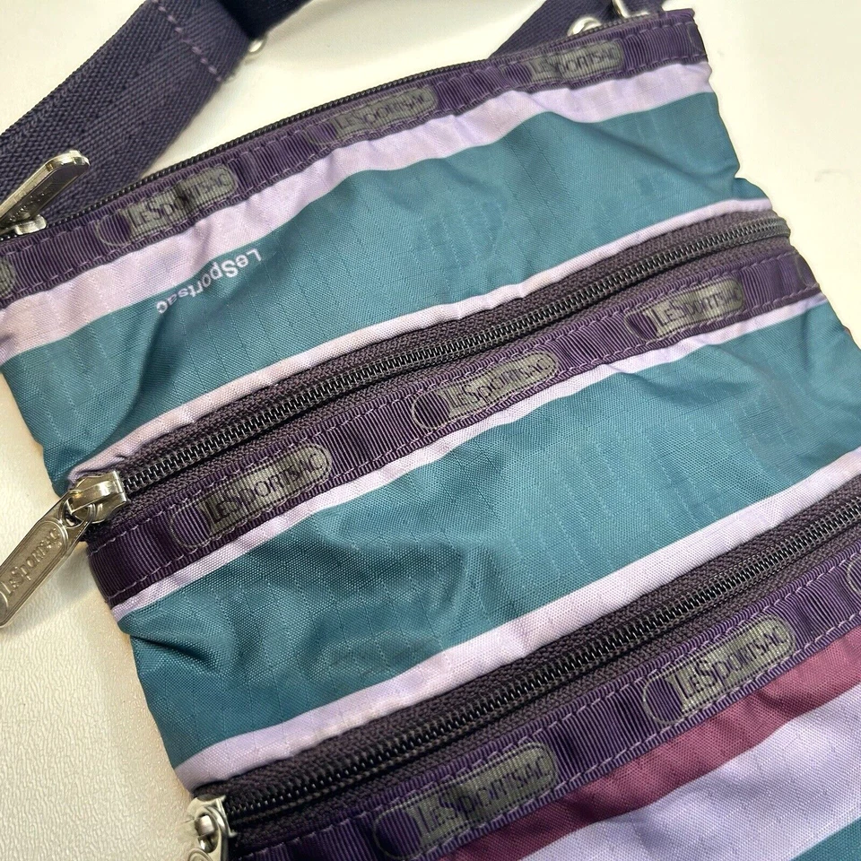 Bolso Bandolera Pequeño LESPORTSAC Púrpura Rayas 3 Cremallera Preppy Nylon Swingpack Foto 4 de 4